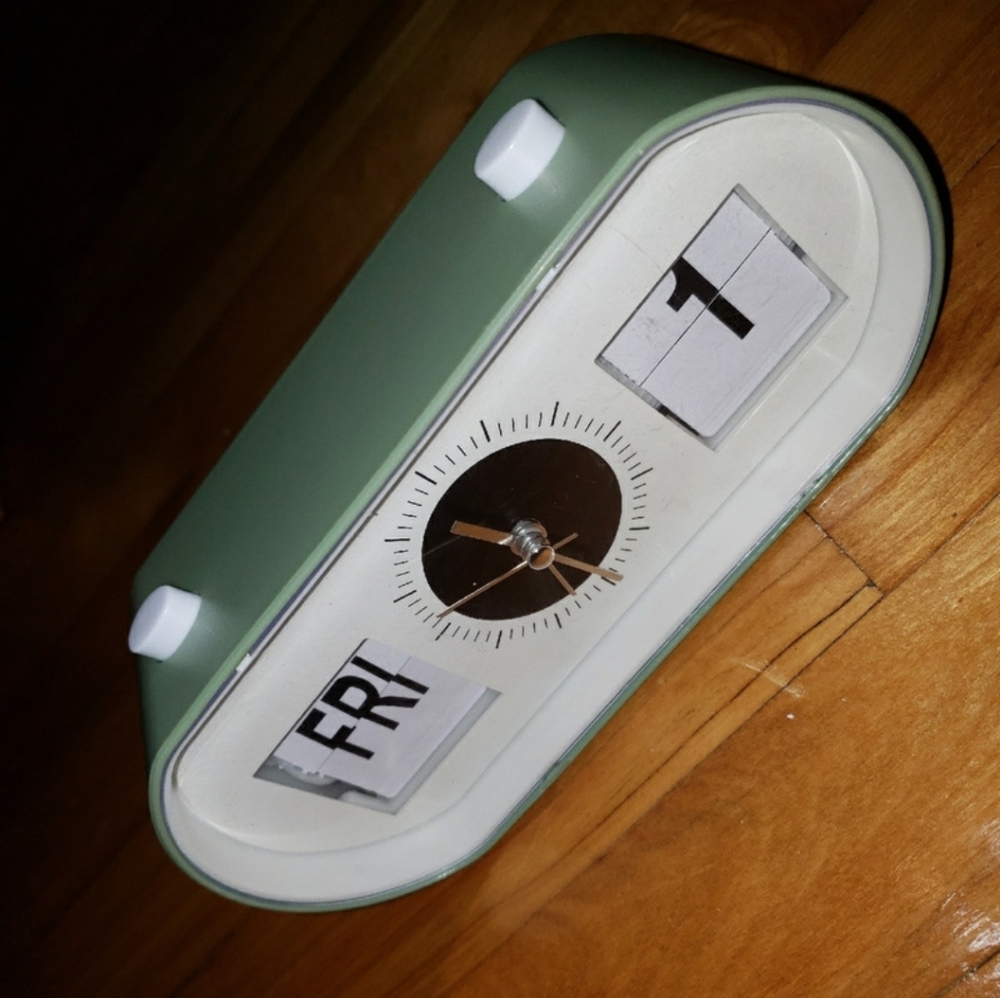 Calander flip alarm clock